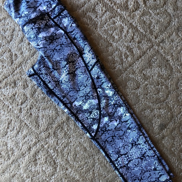 Zyia Light & Tight Snakeskin 7/8 Legging - Picture 2 of 6